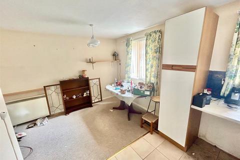 2 bedroom flat for sale, Southmead, Chippenham