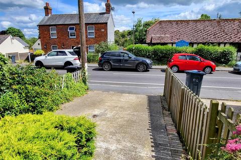 2 bedroom cottage for sale, CHAIN FREE cottage with Parking - High Street, Puckeridge