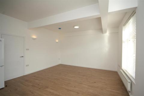 2 bedroom flat to rent, Turners Hill, Cheshunt, Waltham Cross