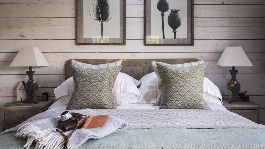 Drovers Bed Camera both Bedsides.jpg