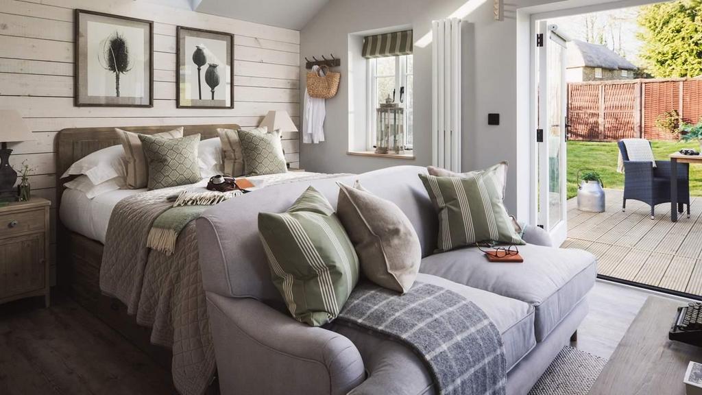 Drovers Bed Lounge Decking.jpg