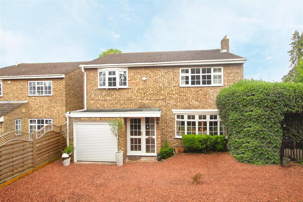 Woodside, Cheshunt 4 bed detached house for sale £650,000