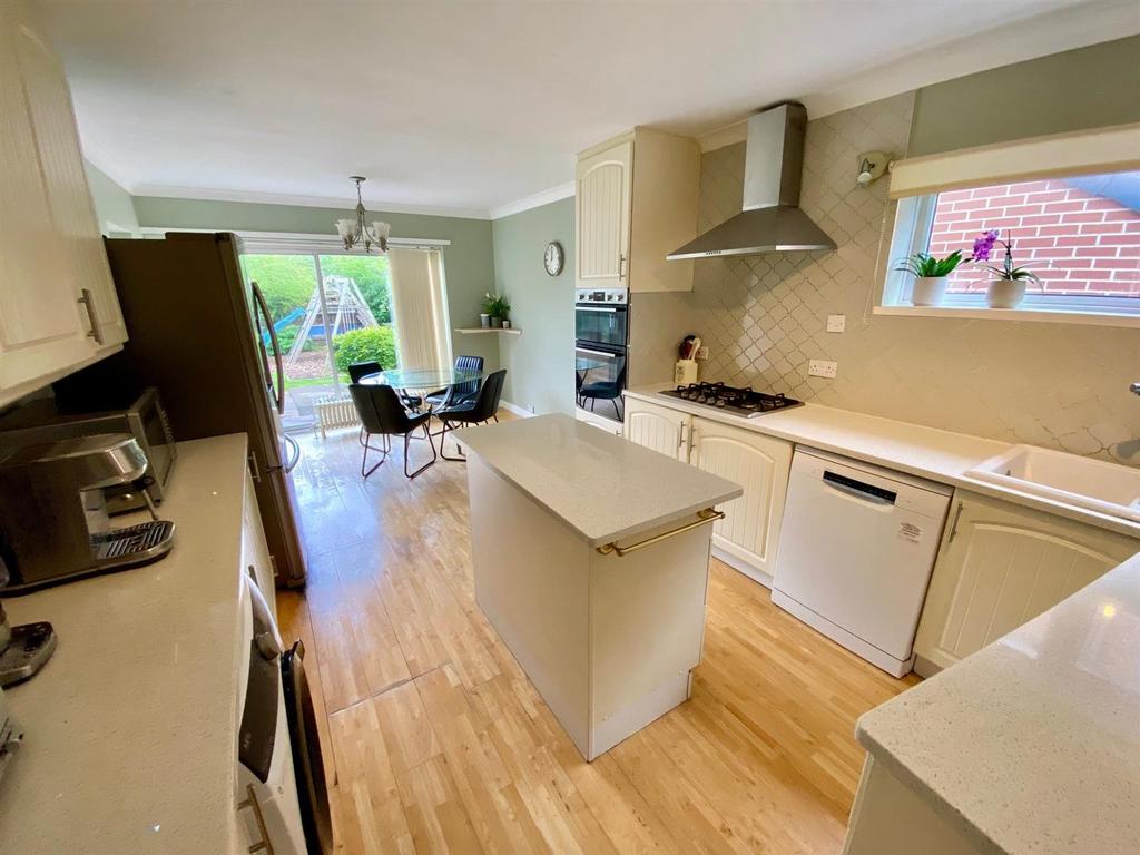Springfield Park, Mirfield 3 bed detached house for sale £350,000