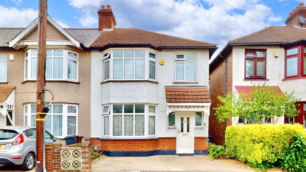 Cavendish Gardens, Chadwell Heath, RM6 3 bed end of terrace house for