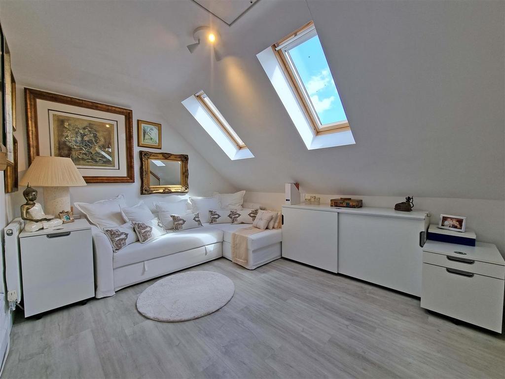 Hollywood Drive 12 Bed 3.jpg