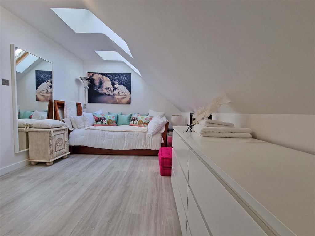 Hollywood Drive 12 Bed 4.jpg