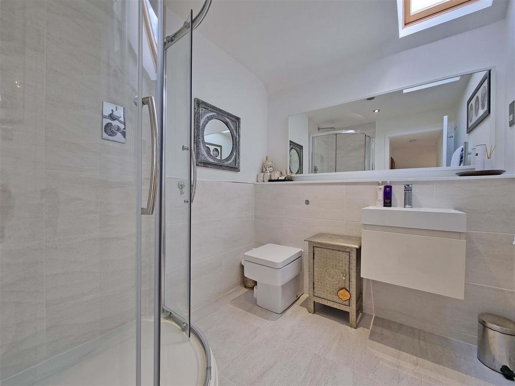 Hollywood Drive 12 Shower room.jpg