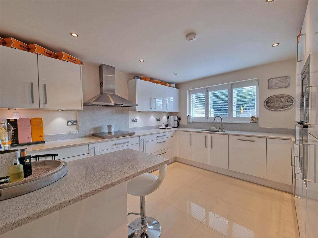 Hollywood Drive 12 kitchen 2.jpg
