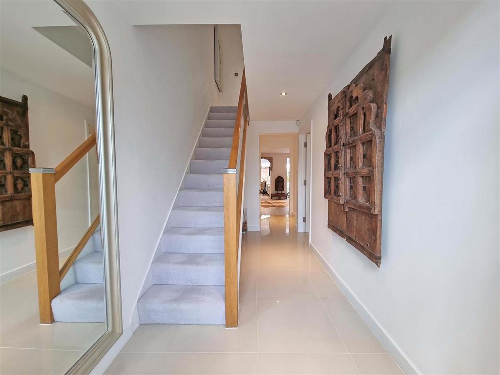 Hollywood Drive 12 hall.jpg