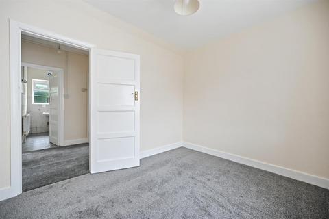 2 bedroom flat to rent, Great North Road, London