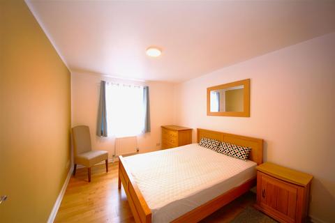 2 bedroom flat to rent, Davey Close, London
