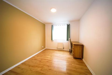 2 bedroom flat to rent, Davey Close, London