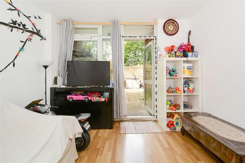 2 bedroom flat for sale, Heathpool House, Brady Street, London