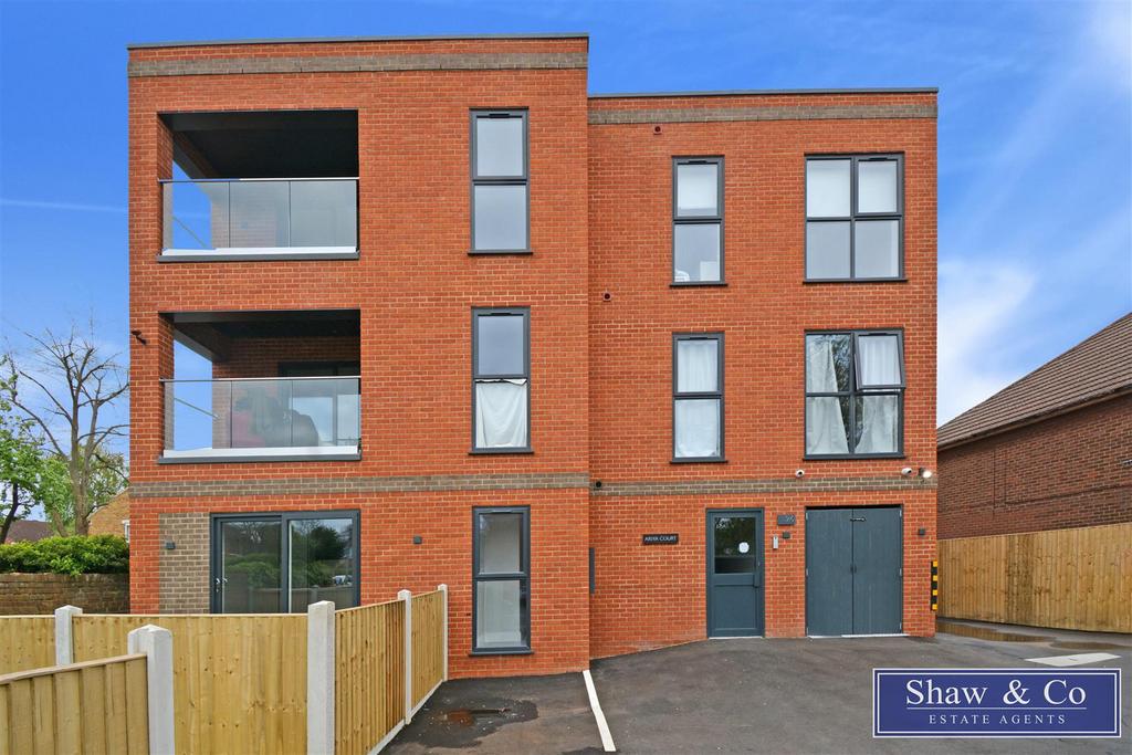 Vineyard Road, Feltham TW13 1 bed flat for sale £324,950