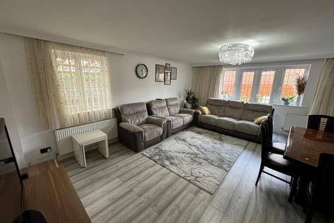 4 bedroom end of terrace house to rent, Barrass Close, Enfield