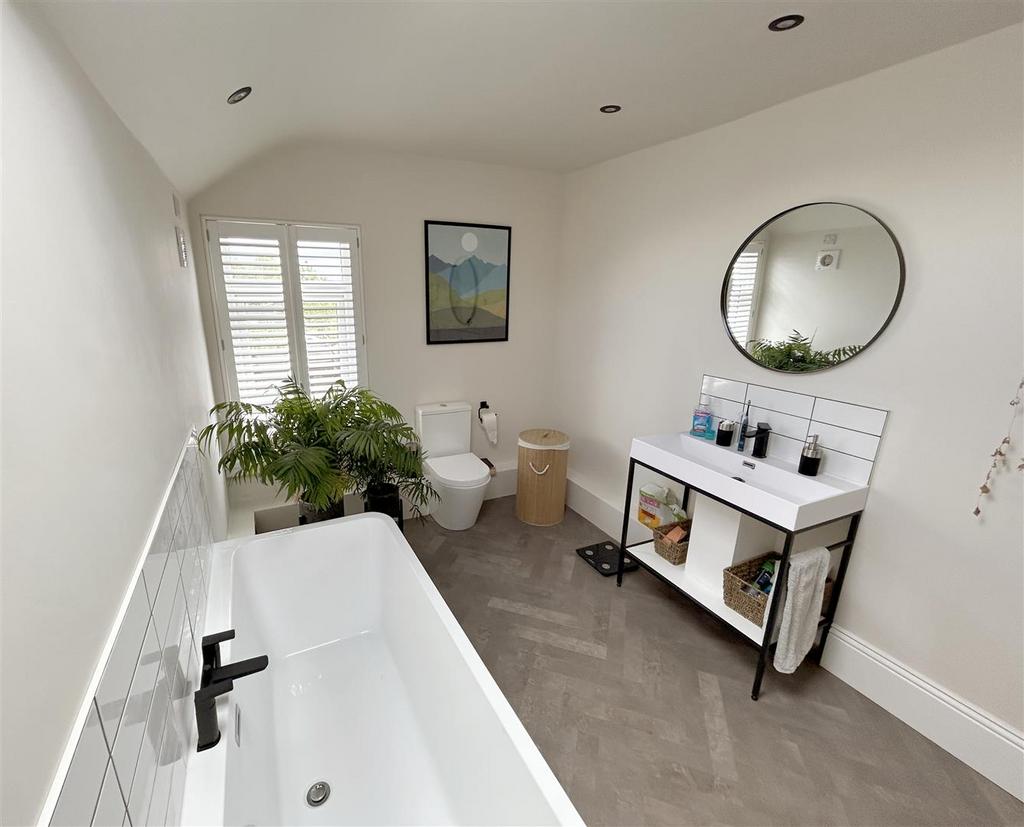 Bathroom 2.jpg