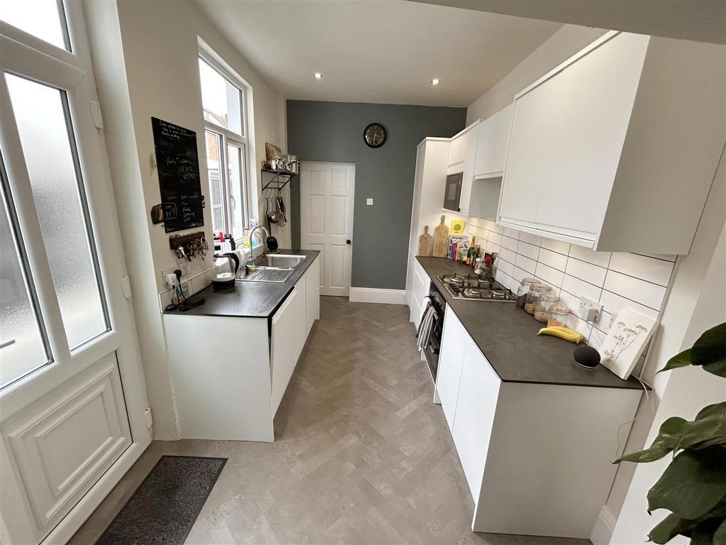 Kitchen 2.jpg