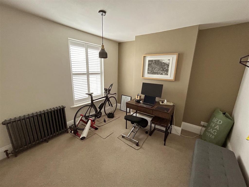 Front Bedroom 1.jpg