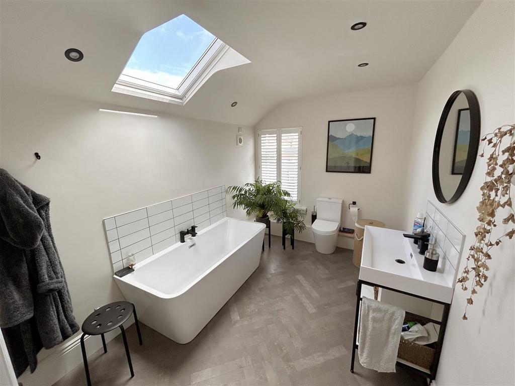 Bathroom 1.jpg