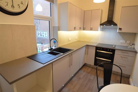 3 bedroom flat to rent, Shaw Road, Stockport SK4