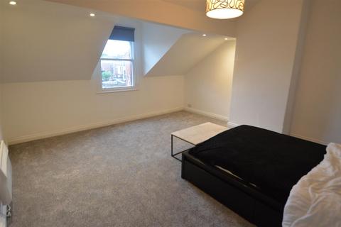 3 bedroom flat to rent, shaw road, Stockport SK4