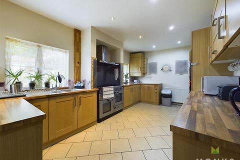 4 bedroom detached house for sale, Middleton Road, Oswestry