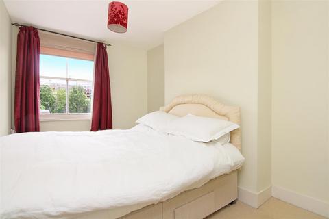 2 bedroom flat to rent, Disraeli Road, London