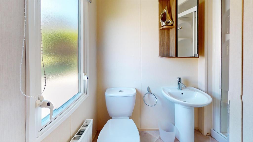 Bathroom (1).jpg