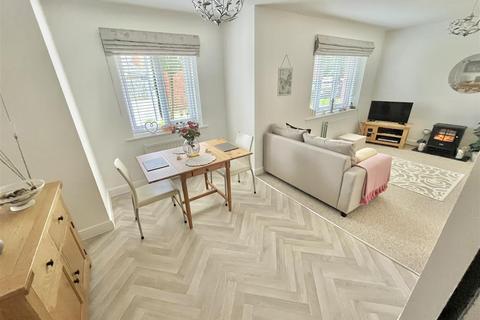 2 bedroom apartment for sale, Pineacre Close, West Timperley, Altrincham
