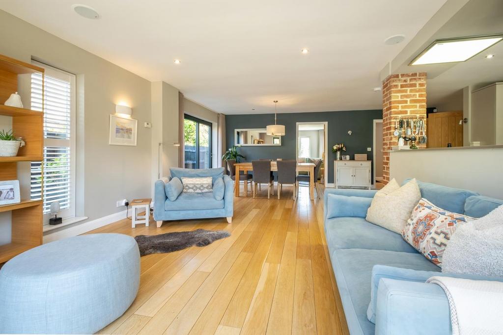 5 Cobb Close-20.JPG