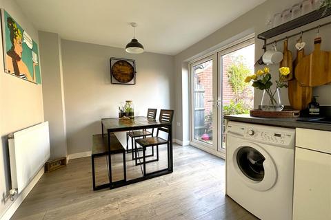 18 Beech Close, Chippenham, SN15 1FR