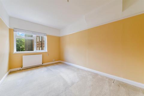 2 bedroom apartment to rent, Manor Road, Wallington