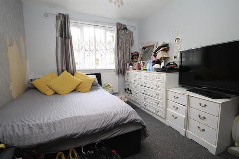 2 bedroom flat for sale, Parkgate Road, Wallington