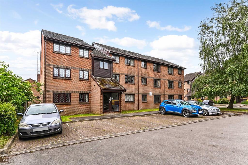 Drum Mead, Petersfield, Hampshire 2 bed flat for sale £230,000