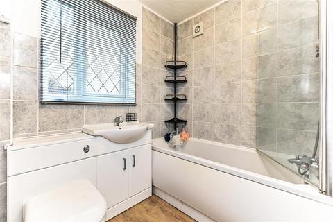 2 bedroom flat for sale, Drum Mead, Petersfield, Hampshire