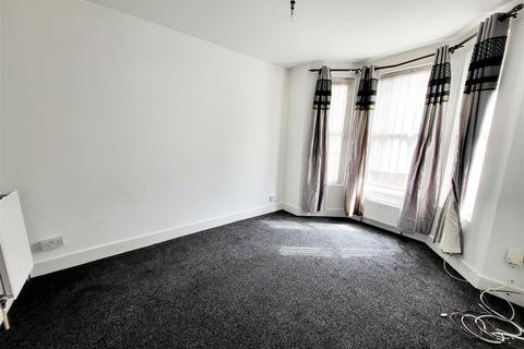 3 bedroom terraced house to rent, Cecil Road, Rochester
