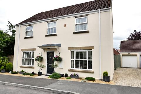 4 bedroom detached house for sale, Honeysuckle Close, Calne