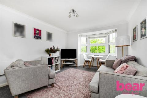 2 bedroom flat for sale, Wayletts, Leigh-on-Sea SS9