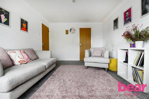 2 bedroom flat for sale, Wayletts, Leigh-on-Sea SS9
