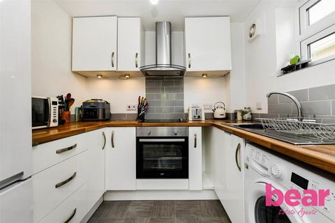 2 bedroom flat for sale, Wayletts, Leigh-on-Sea SS9