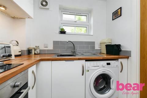 2 bedroom flat for sale, Wayletts, Leigh-on-Sea SS9