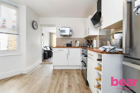 2 bedroom flat for sale, Elm Road, Leigh-on-Sea SS9