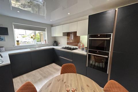 3 Everglade, Oldham, OL8 2TU