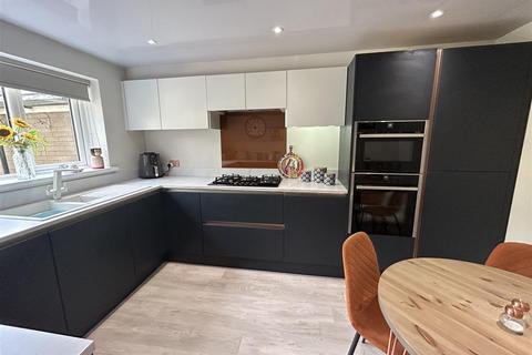 3 Everglade, Oldham, OL8 2TU