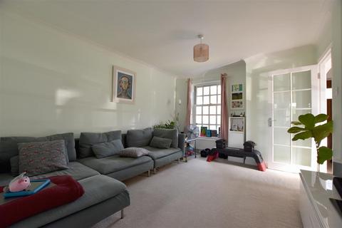 3 bedroom house to rent, Warrenne Way, Reigate