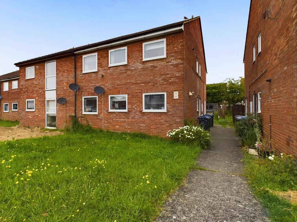 Malvern Close, Melksham SN12 2 bed flat to rent £800 pcm (£185 pw)