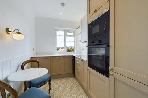 1 bedroom flat to rent, Sheen Court, Richmond