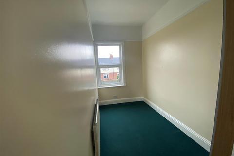 2 bedroom flat to rent, Yapham Road, Pocklington