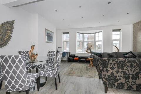 2 bedroom flat for sale, Broad Street, Teddington