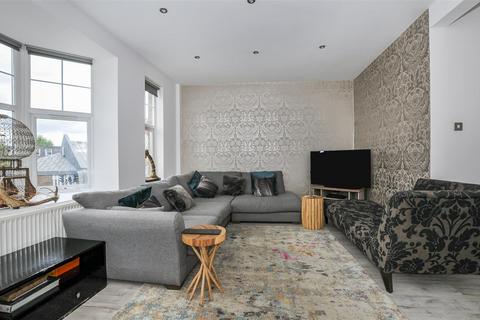 2 bedroom flat for sale, Broad Street, Teddington